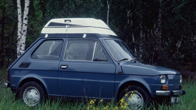 Fiat 126p con box da tetto Inter Pack