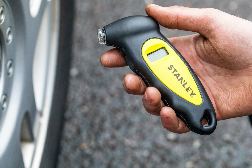 Manometro digitale per pneumatici STANLEY Automotive con intervallo di misurazione da 0 a 6,2 bar.