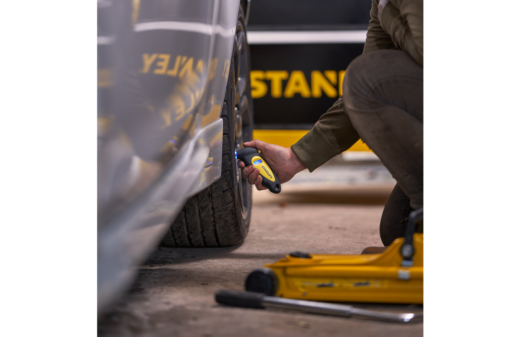 Manometro digitale per pneumatici STANLEY Automotive con intervallo di misurazione da 0 a 6,2 bar.