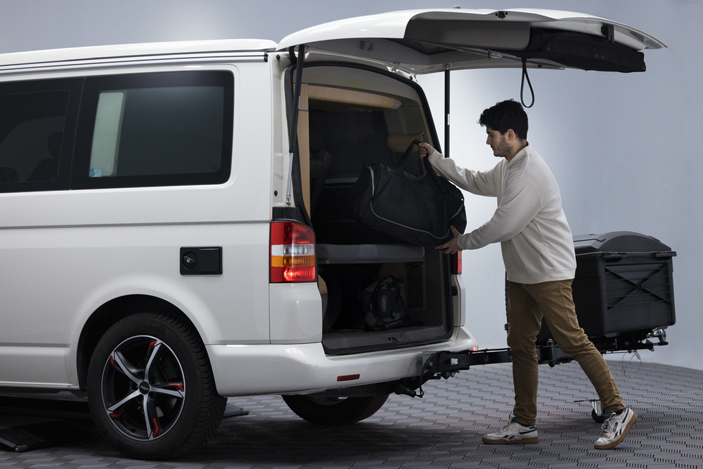Towbox Camper Alpha LED nero (corto) - box portabagagli da gancio di traino