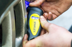 Manometro digitale per pneumatici STANLEY Automotive con intervallo di misurazione da 0 a 6,2 bar.