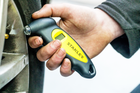 Manometro digitale per pneumatici STANLEY Automotive con intervallo di misurazione da 0 a 6,2 bar.