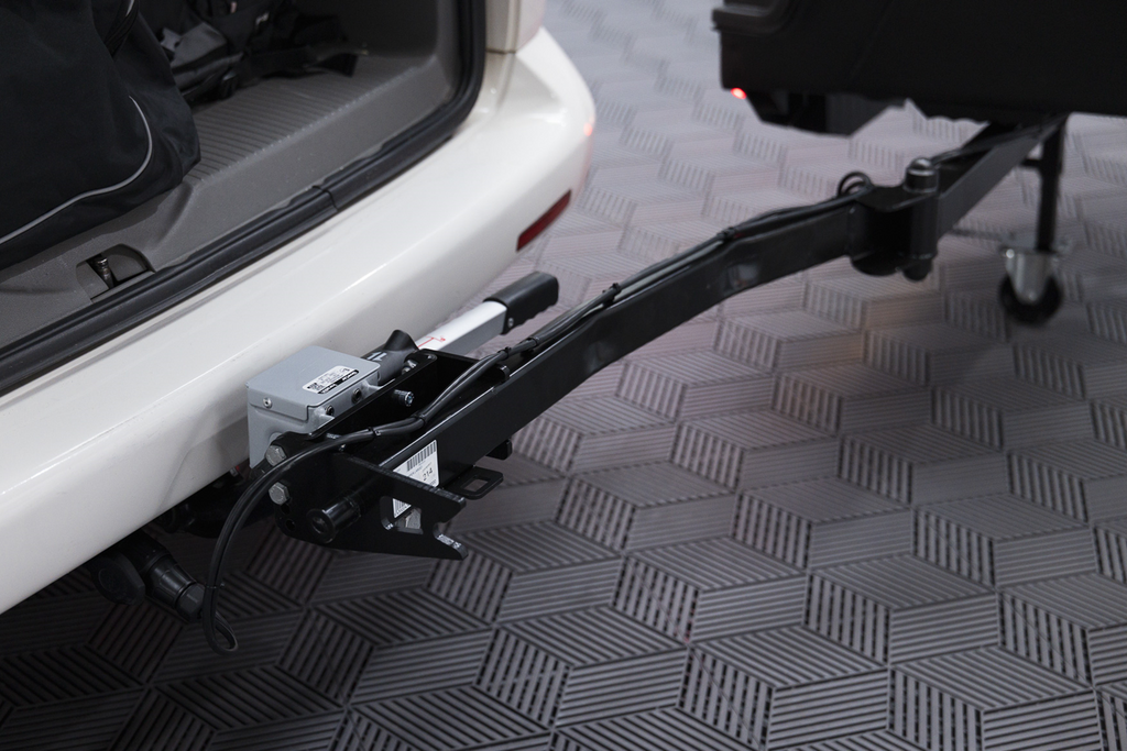 Towbox Camper Alpha LED nero (corto) - box portabagagli da gancio di traino