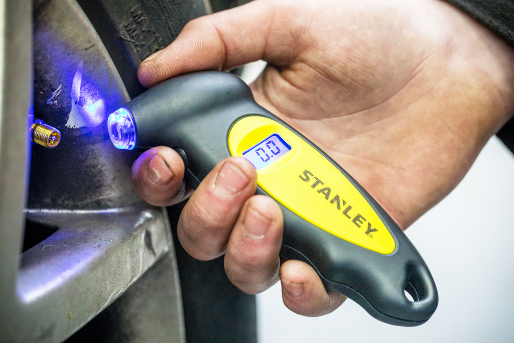 Manometro digitale per pneumatici STANLEY Automotive con intervallo di misurazione da 0 a 6,2 bar.