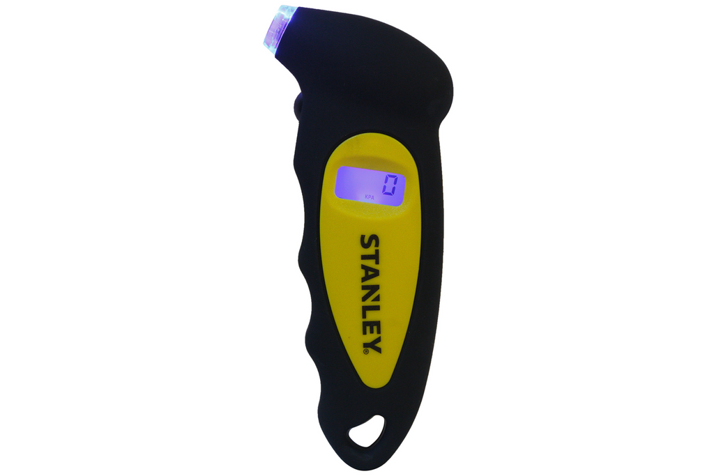Manometro digitale per pneumatici STANLEY Automotive con intervallo di misurazione da 0 a 6,2 bar.